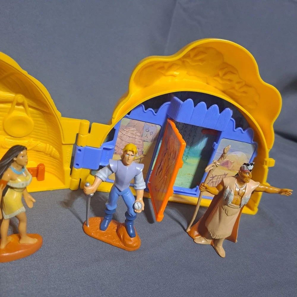 VTG 1994 Mattel Disney Pocahontas Once Upon A Time Playset w/ Figures Folds Up‎